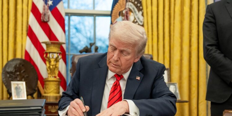 Fotografía del presidente estadounidense Donald Trump en la Oficina Oval.
