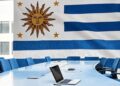 bandera de uruguay frente a una mesa ejecutiva