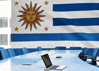 bandera de uruguay frente a una mesa ejecutiva
