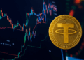 Gráfico financiero con una moneda dorada de Tether (USDT) sobre un fondo digital con velas de trading