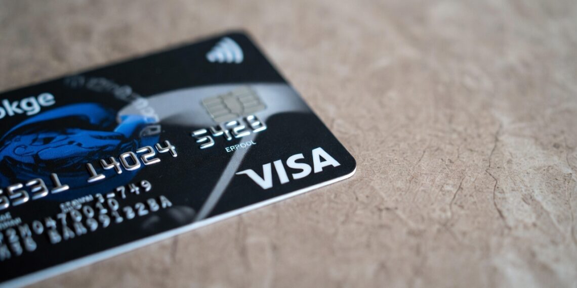 Tarjeta Visa física de color negro con detalles en gris y azul.