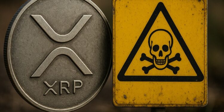 Moneda física de XRP al lado de un letrero de peligro de muerte de color amarillo.