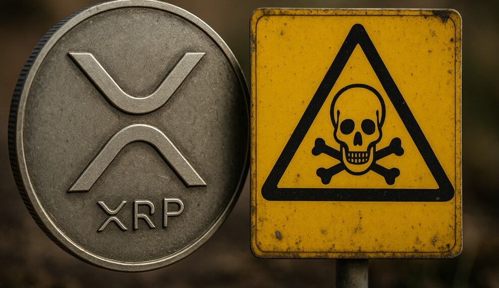Moneda física de XRP al lado de un letrero de peligro de muerte de color amarillo.