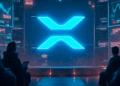 Personas sentadas en un escenario, en este una X que recuerda la imagen de XRP