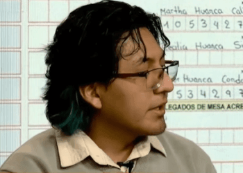 Mauro Alejandro Chirinos de Asoblockchain Bolivia habla durante una entrevista.