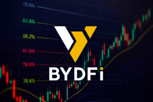 Logo de BYDFi en primer plano sobre un fondo de gráficos de trading con velas y líneas técnicas