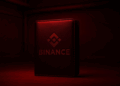 Una wallet de Binance iluminada por una luz roja, como de habitacion de revelacion de fotos .