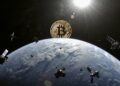 Una moneda de Bitcoin en el espacio, por encima del planea Tierra, rodeado de satélites.