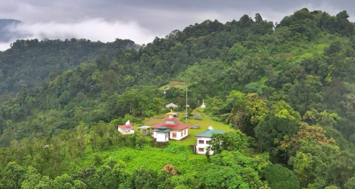 Una montaña con un templo muestra el lugar de Bután para desarrollar una Bitcoin City.