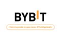 Logo de Bybit con la frase: construyendo lo que viene. Sobre fondo blanco.