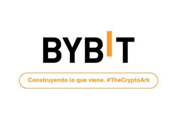 Logo de Bybit con la frase: construyendo lo que viene. Sobre fondo blanco.