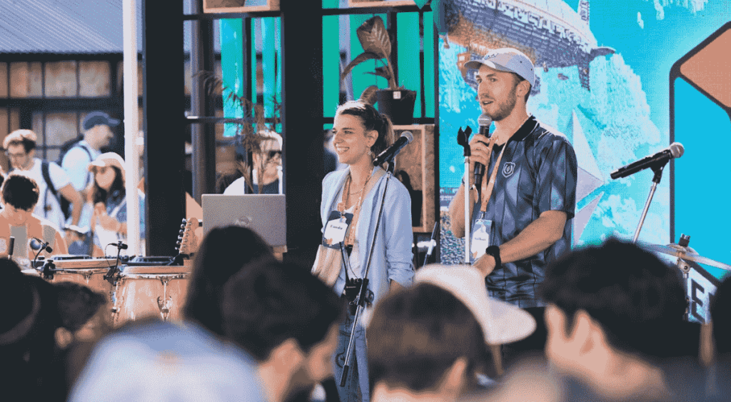 Candela Fazzano junto a otro miembro del equipo organizador de Devconnect Argentina 2025.