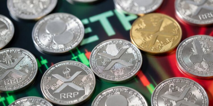 Varias monedas físicas de XRP dispersas y un gráfico bursátil en tonos verdes y rojos.