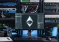 Computadoras y dispositivos con información financiera sobre Ethereum.