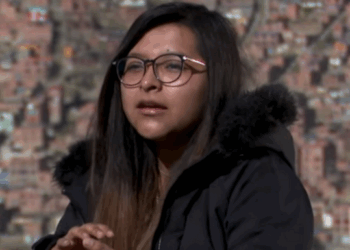 Fabiola Acarapi hablando sobre tecnología en Bolivia.