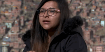 Fabiola Acarapi hablando sobre tecnología en Bolivia.