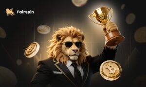 Un hombre en traje y corbata con cabez de leon levanta una copa trofeo en su mano izquierda.