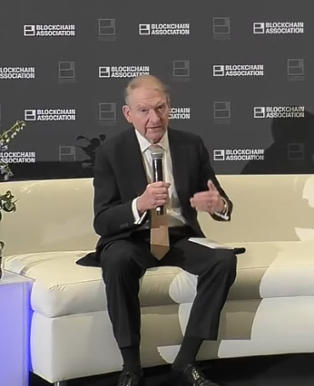 Paul Atkins, presidente de la SEC sentado explicando la nueva postura de la agencia en el plano regulatorio para las criptomonedas.