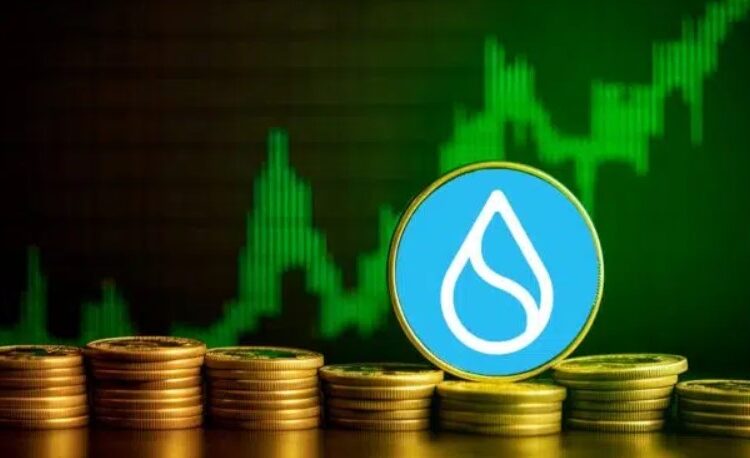 Monedas físicas apiladas, con el logo de SUI y gráficas de mercado en verde en el fondo.