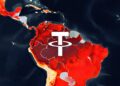 Un mapa de calor Latinoamérica con un logo de Tether suspendido en el espacio.