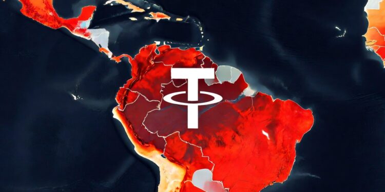Un mapa de calor Latinoamérica con un logo de Tether suspendido en el espacio.