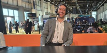 Alejandro de la Torres sonríe ante una cámara durante una entrevista.