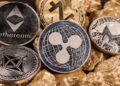 Monedas físicas de Ripple, Ethereum, Monero, ZCash y otras redes.