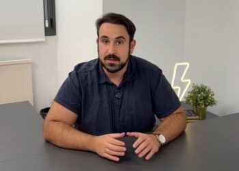 Álvaro D. María, autor sobre bitcoin, sentado en una mesa.