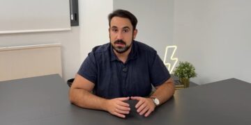 Álvaro D. María, autor sobre bitcoin, sentado en una mesa.