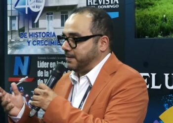 Anibal Garrido, especialista venezolano en criptomonedas, participa en una entrevista.