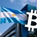 Bandera de Argentina junto a logo de bitcoin frente a un edificio.
