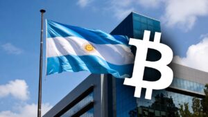 Bandera de Argentina junto a logo de bitcoin frente a un edificio.