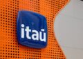 Fotografía del logo del banco brasileño Itaú.