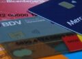 Fotografía a distintas tarjetas de bancos de Venezuela.