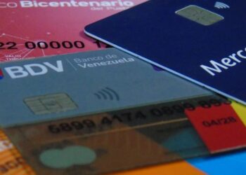 Fotografía a distintas tarjetas de bancos de Venezuela.