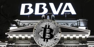Logo del BBVA junto a un logo de BTC, arriba de un edificio.