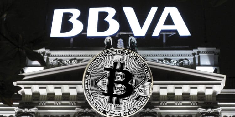 Logo del BBVA junto a un logo de BTC, arriba de un edificio.