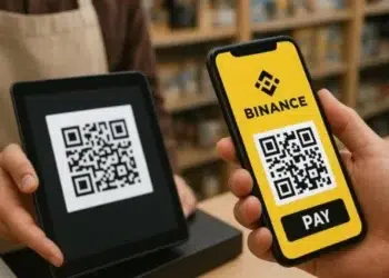 Usuario utiliza su smartphone para pagar con Binance via codigo QR.