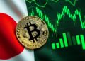 Una moneda física de Bitcoin dorada sobre la bandera de Japón, con un gráfico de barras financieras verdes de fondo.