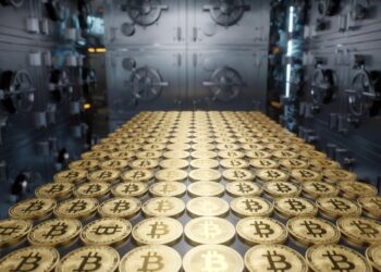 Bóveda y en el centro del pasillo, grandes montones y pilas ordenadas de monedas físicas de bitcoin .