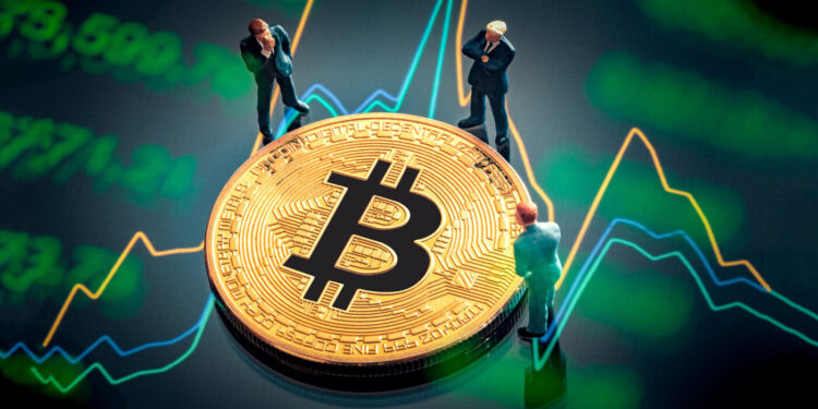 moneda física de bitcoin sobre gráfico de precios y tres personas viendo la moneda.