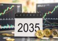Varias monedas físicas de bitcoin y En el centro, un calendario de escritorio de espiral destaca el año 2035 en grandes números negros.