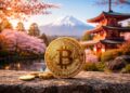 Moneda de bitcoin en primer plano y un paisaje típicamente japonés en el fondo.