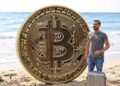 Bitcoin, una playa y una persona contenta con una valija yéndose de vacaciones.