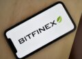 Teléfono inteligente que muestra el logo de Bitfinex.