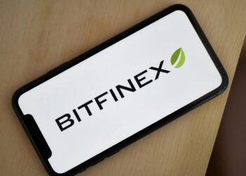 Teléfono inteligente que muestra el logo de Bitfinex.