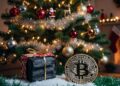 Debajo de un árbol de navidad hay una moneda física de bitcoin junto a un trozo de carbón.