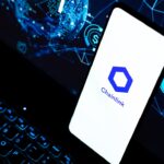 Un teléfono móvil que muestra el logo de la criptomoneda chainlink.