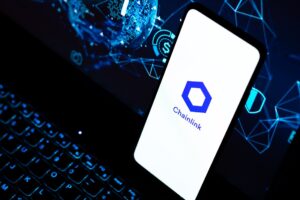 Un teléfono móvil que muestra el logo de la criptomoneda chainlink.