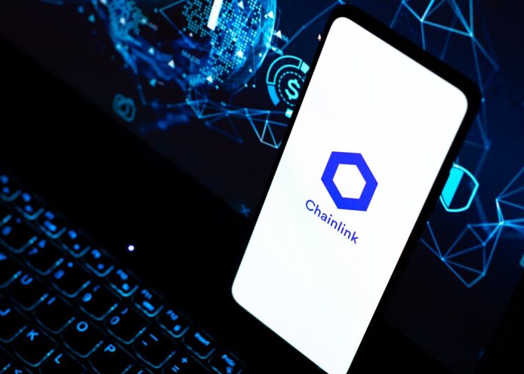 Un teléfono móvil que muestra el logo de la criptomoneda chainlink.